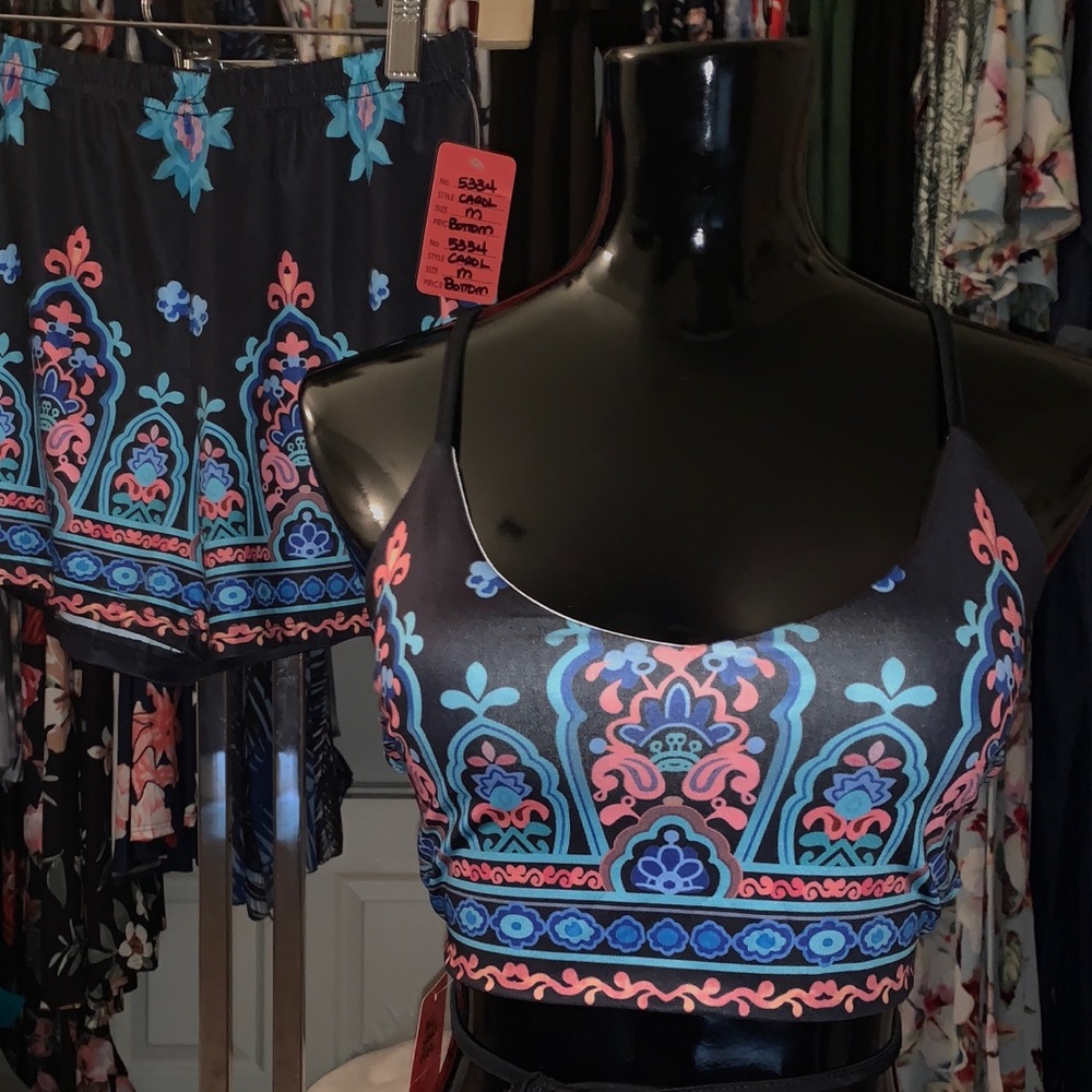 Short Set - Picture 3 of 4